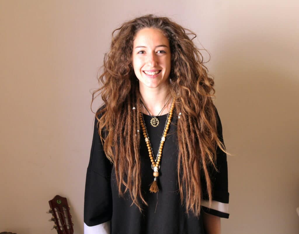 Creation of natural half-head dreads for women with curly hair - Dreads Expert Creation of natural half-head dreads for women with curly hair - Dreads Expert