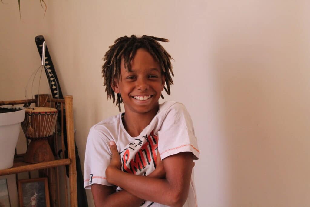 Salon de coiffure spécialisée en dreadlocks naturelles pour enfants : cheveux afro et lisses