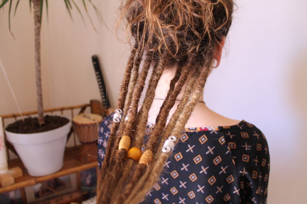 Creation of natural half-head dreadlocks for women with curly hair - Dreads Expert Creation of natural half-head dreadlocks for women with curly hair - Dreads Expert