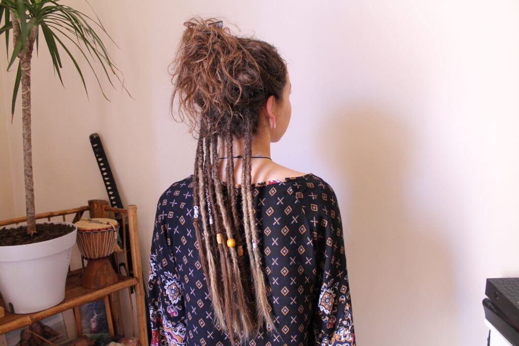 Creation of natural half-head dreadlocks for women with curly hair - Dreads Expert Creation of natural half-head dreadlocks for women with curly hair - Dreads Expert