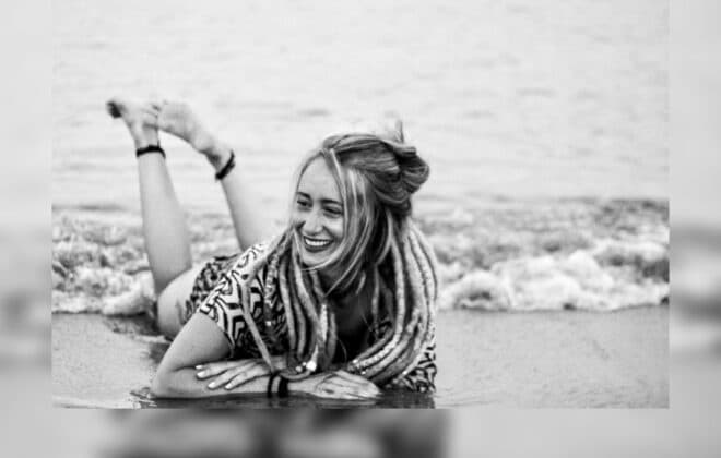 Femme avec dreadlocks naturelles à la plage - entretien estival des locks par Dreads Expert.