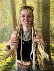 Transformation dreadlocks naturelles blondes avant après passage du synthétique au naturel.