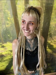dreadlocks naturelles blondes résultat après transformation du synthétique au naturel