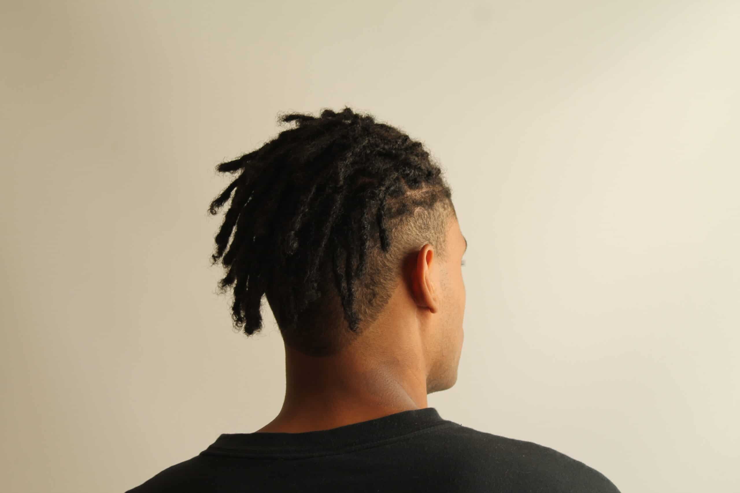 Mini dreadlocks afro pour homme aux cheveux court avec coupe dégradée
