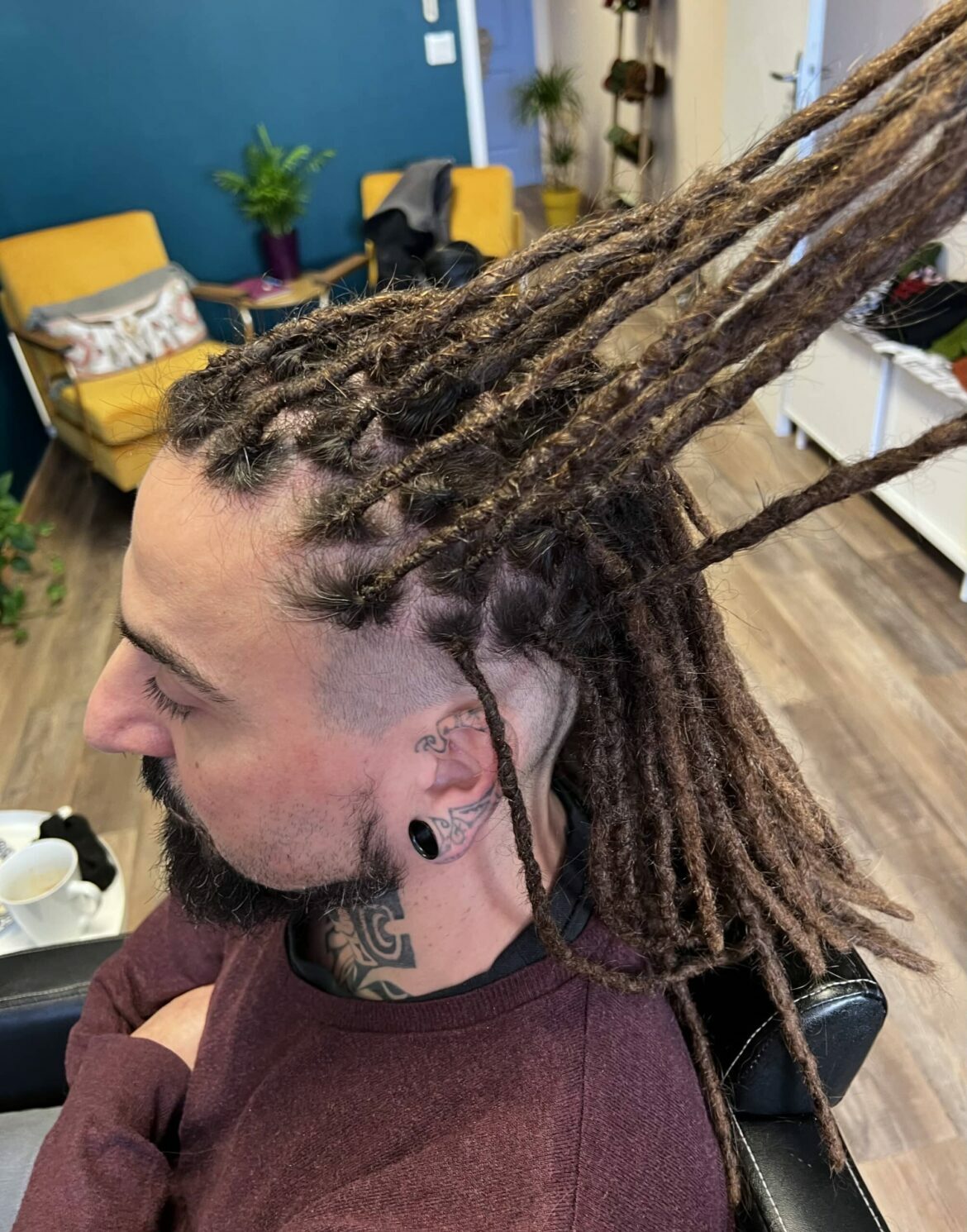 Apprendre la reprise des racines pour bien resserrer et solidifier, ainsi, les extensions de dreadlocks Réintégration des cheveux rebelles dans la dread. 