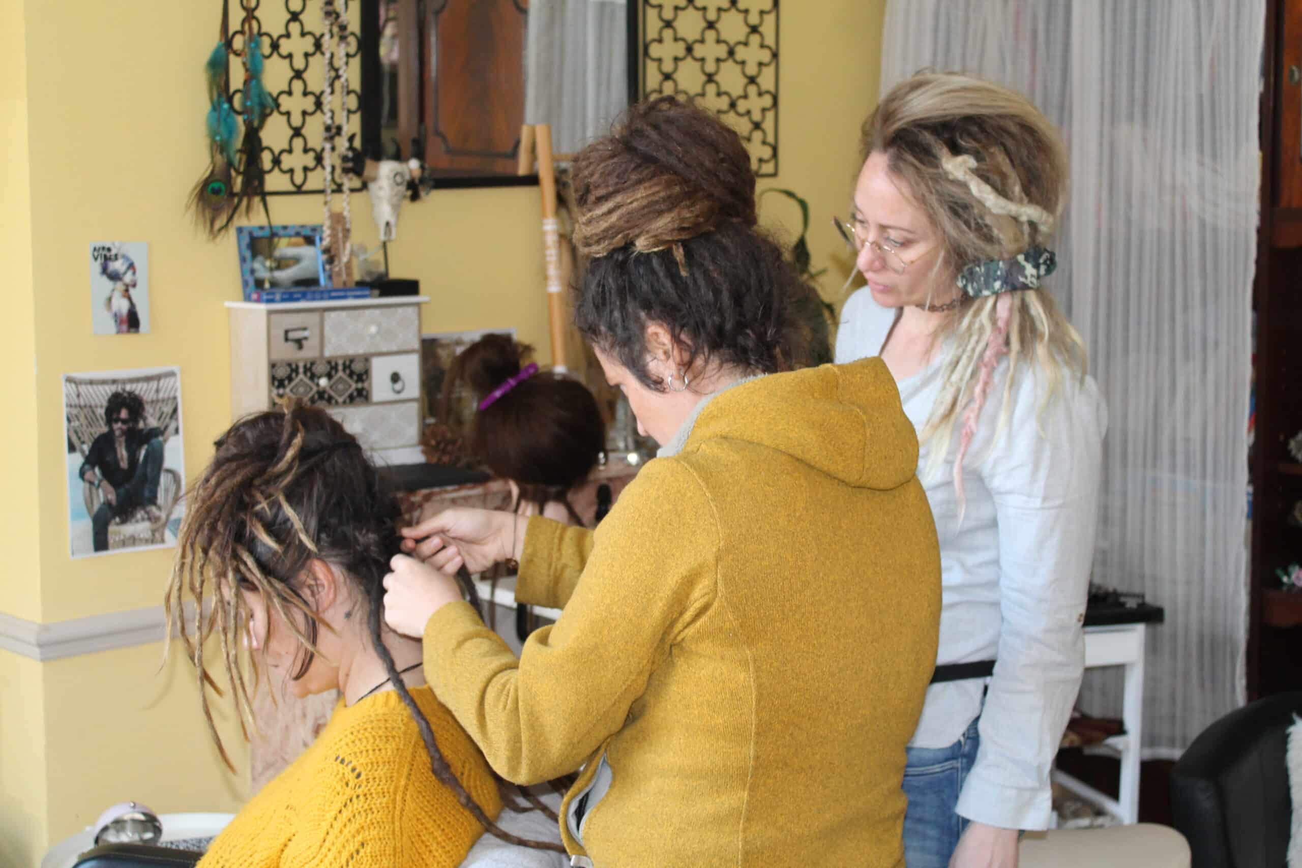 Apprendre la création et l'entretien de dreadlocks naturelles
Des formations pour les passionnés de dreadlocks naturelles
Du débutant au professionnel de la coiffure.