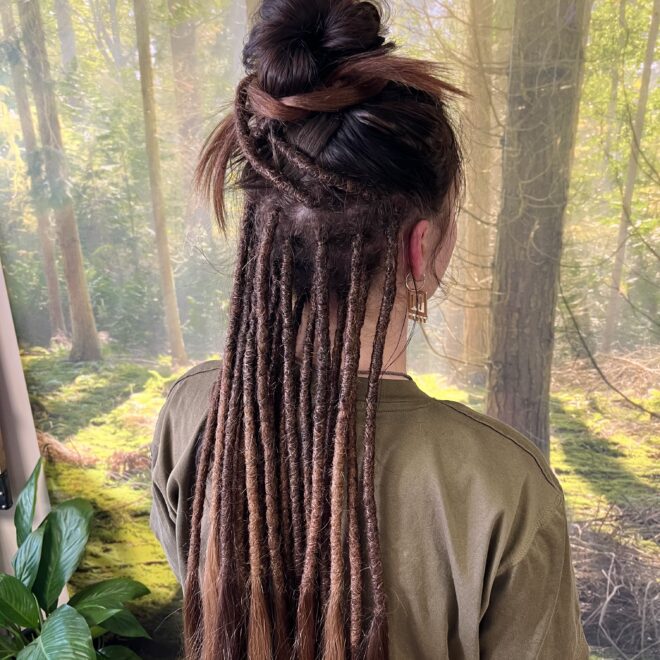 Dreads-naturelles-demi-tête-femme-by-Lisah-Hairstyliste-coiffeur-spécialisé-en-dreadlocks