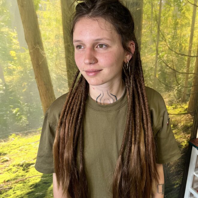 Dreads-naturelles-style-boheme-demi-tête-femme