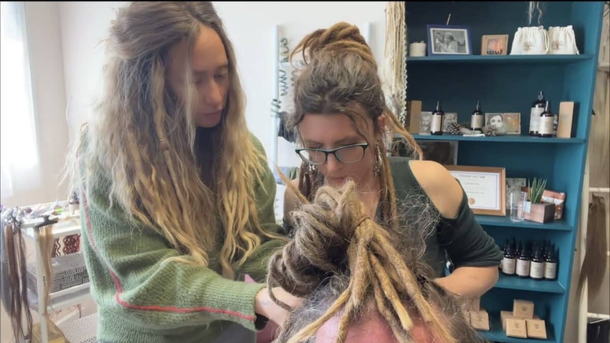 Dreads Expert : l'école international. Nos formations pour apprendre la création et pose d'extensions des dreads naturelles. Entretien des dreadlocks au crochet. Technique du crochetage : la Swedish touch. Formatrice Lisah Sandström