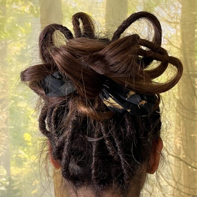 Coiffures-tendances-chignon-dreadlocks