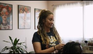 Coiffeuse dreadlocks naturelles Saint-Raphaël Dreads Expert en train de créer des locks.