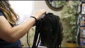 technique création dreadlocks naturelles au crochet dans atelier Dreads Expert Saint-Raphaël.