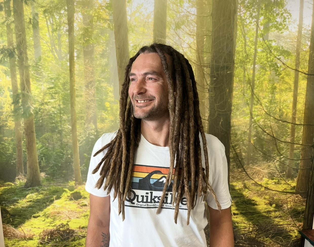 Gaspard, venu de Gap, porte désormais une tête complète de dreadlocks naturelles, créées et entretenues chez Dreads Expert.
