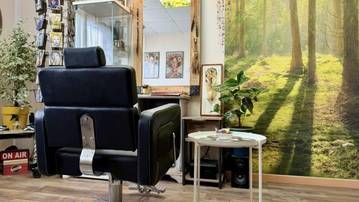 Intérieur du salon de coiffure Dreads Expert à Saint-Raphaël, spécialisé en dreadlocks naturelles.