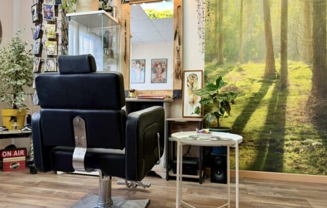 Intérieur du salon de coiffure Dreads Expert à Saint-Raphaël, spécialisé en dreadlocks naturelles.