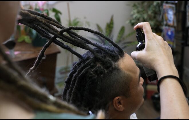 Entretien des dreadlocks en été avec application d'un soin hydratant sur les locks naturelles