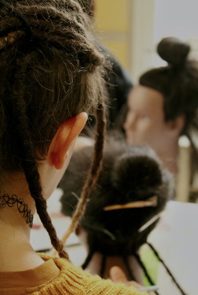 Become an expert in natural dreadlocks with Qualiopi-certified immersive professional training.